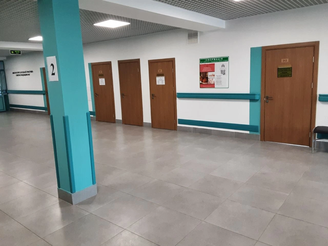 Коридор поліклініки та кабінет дитячого ортопеда у Києві